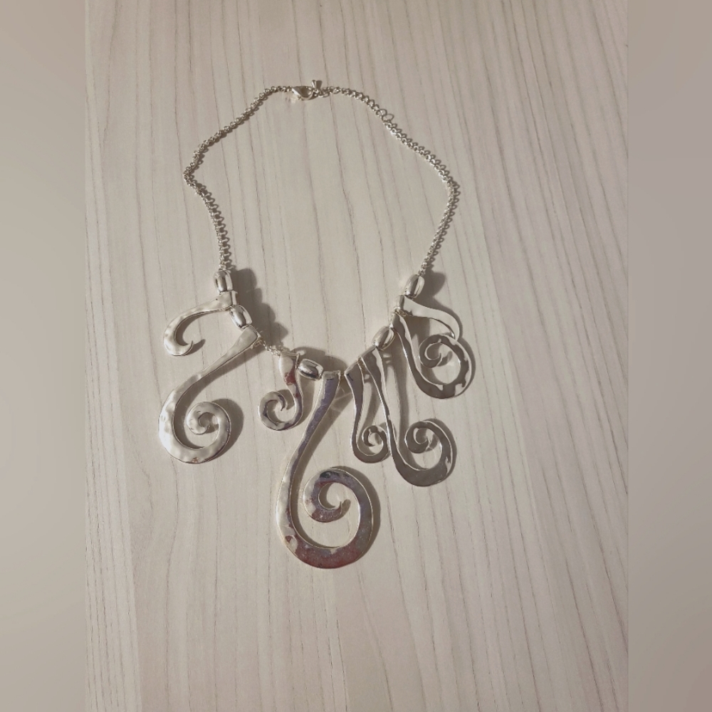NWOT - Silver costume necklace
